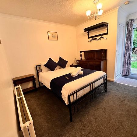 High Trees Guest House Gatwick Хорли Экстерьер фото