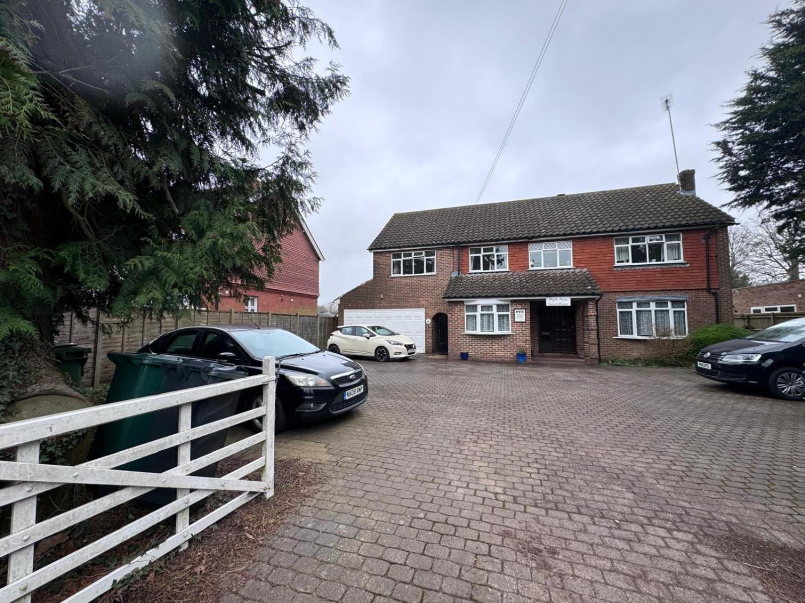 High Trees Guest House Gatwick Хорли Экстерьер фото