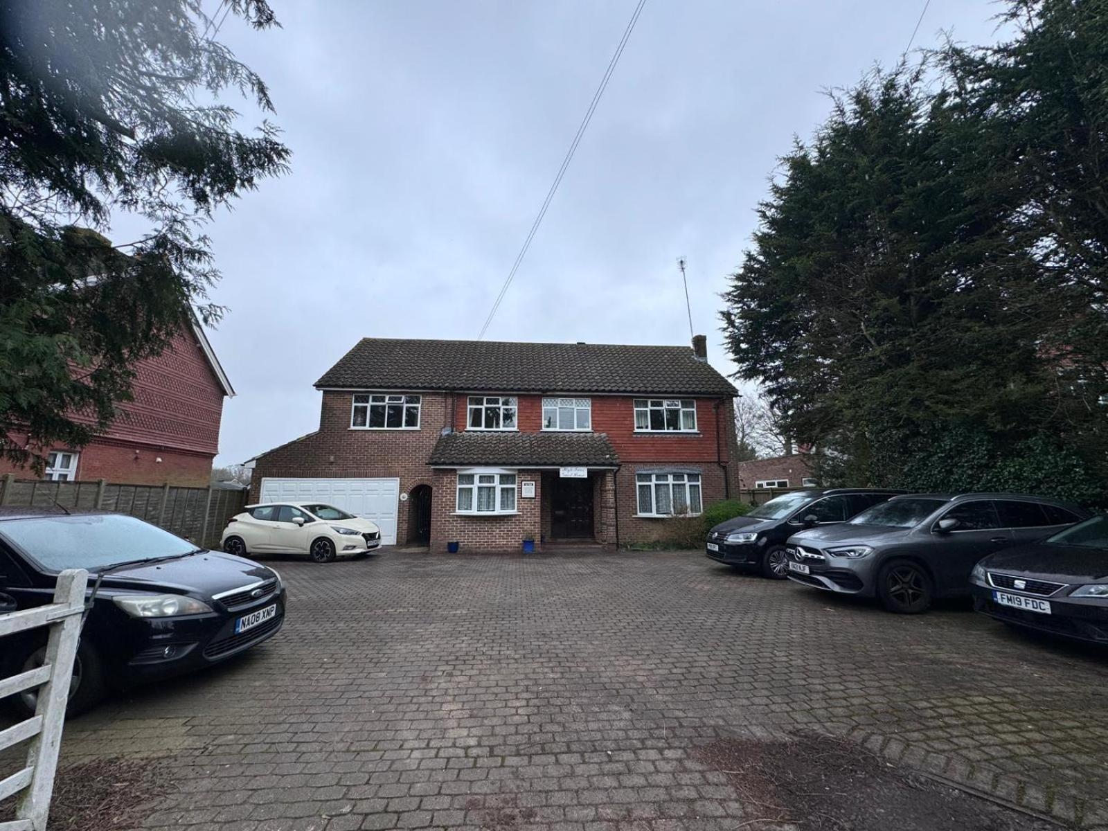 High Trees Guest House Gatwick Хорли Экстерьер фото