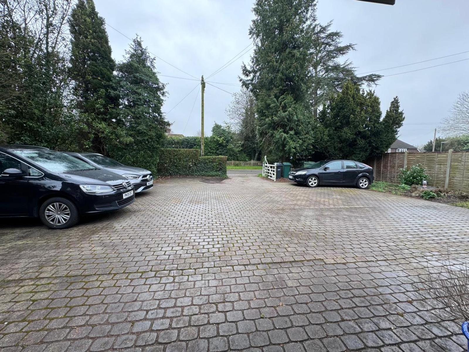 High Trees Guest House Gatwick Хорли Экстерьер фото