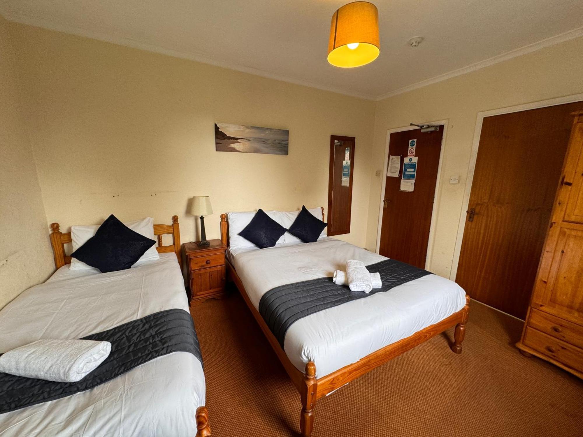 High Trees Guest House Gatwick Хорли Экстерьер фото