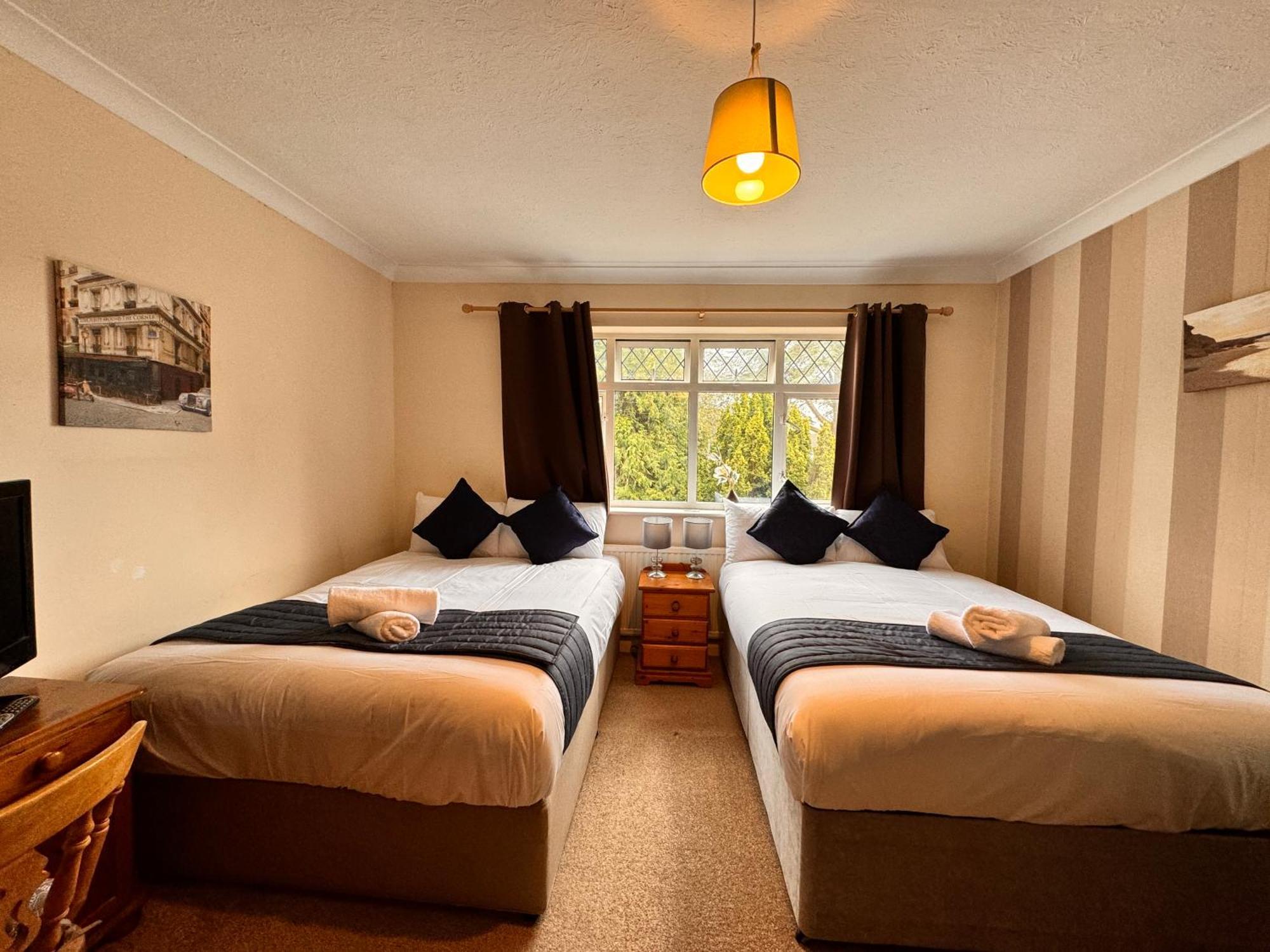 High Trees Guest House Gatwick Хорли Экстерьер фото