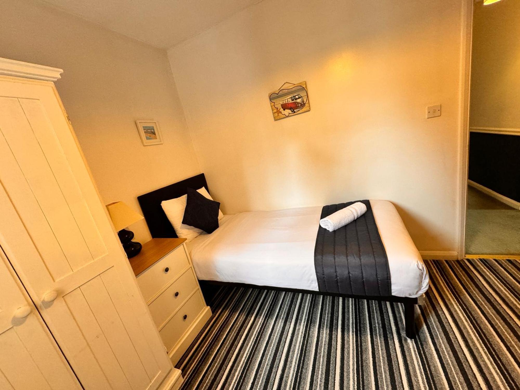High Trees Guest House Gatwick Хорли Экстерьер фото