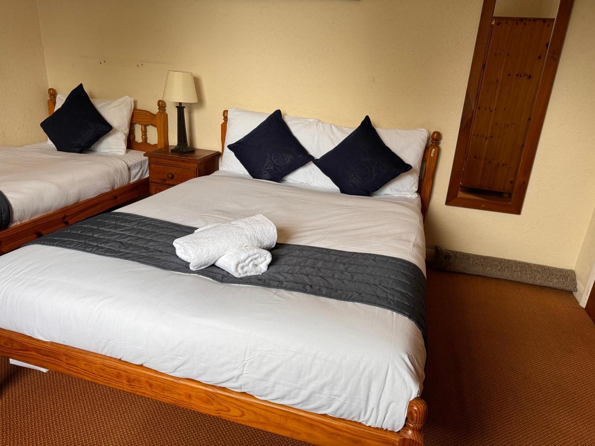 High Trees Guest House Gatwick Хорли Экстерьер фото
