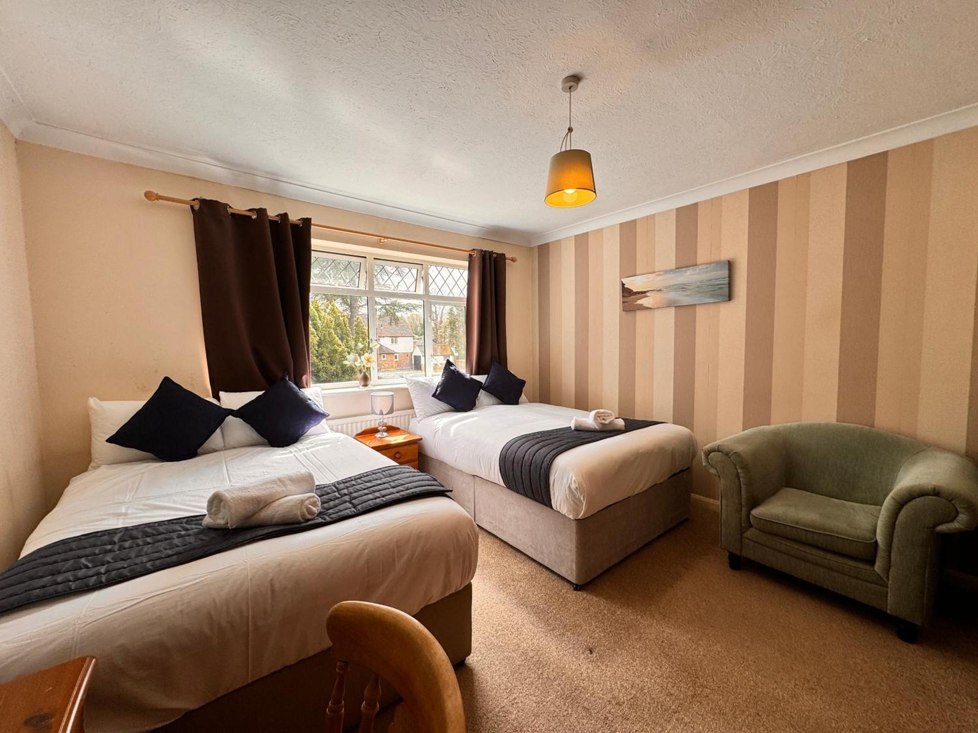 High Trees Guest House Gatwick Хорли Экстерьер фото
