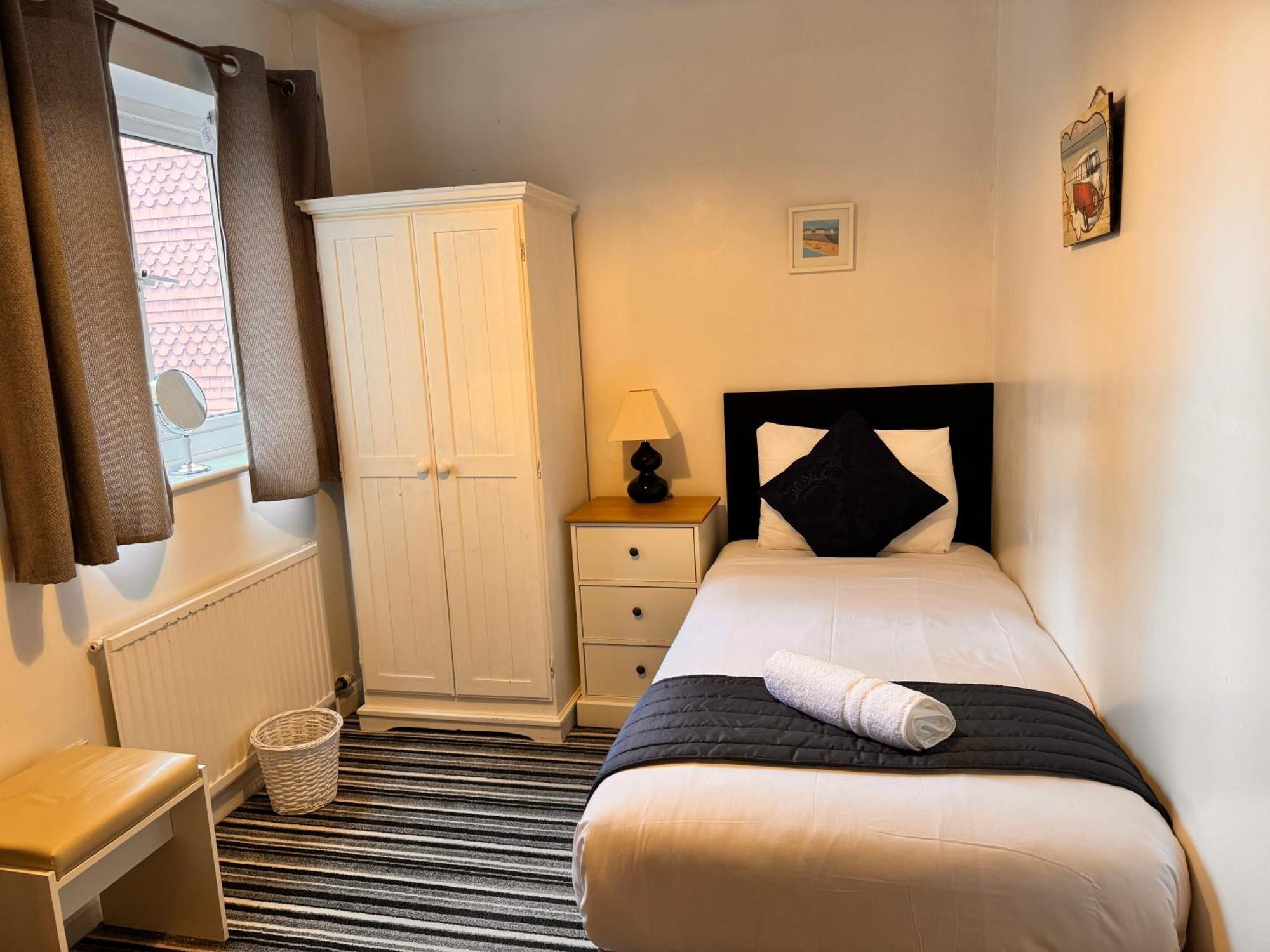 High Trees Guest House Gatwick Хорли Экстерьер фото