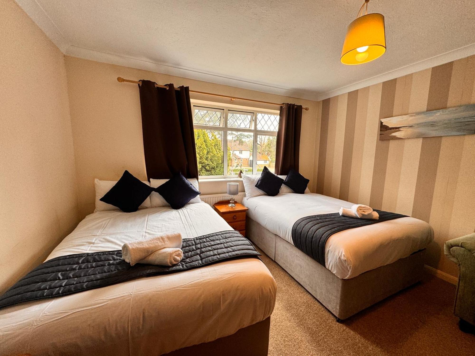 High Trees Guest House Gatwick Хорли Экстерьер фото