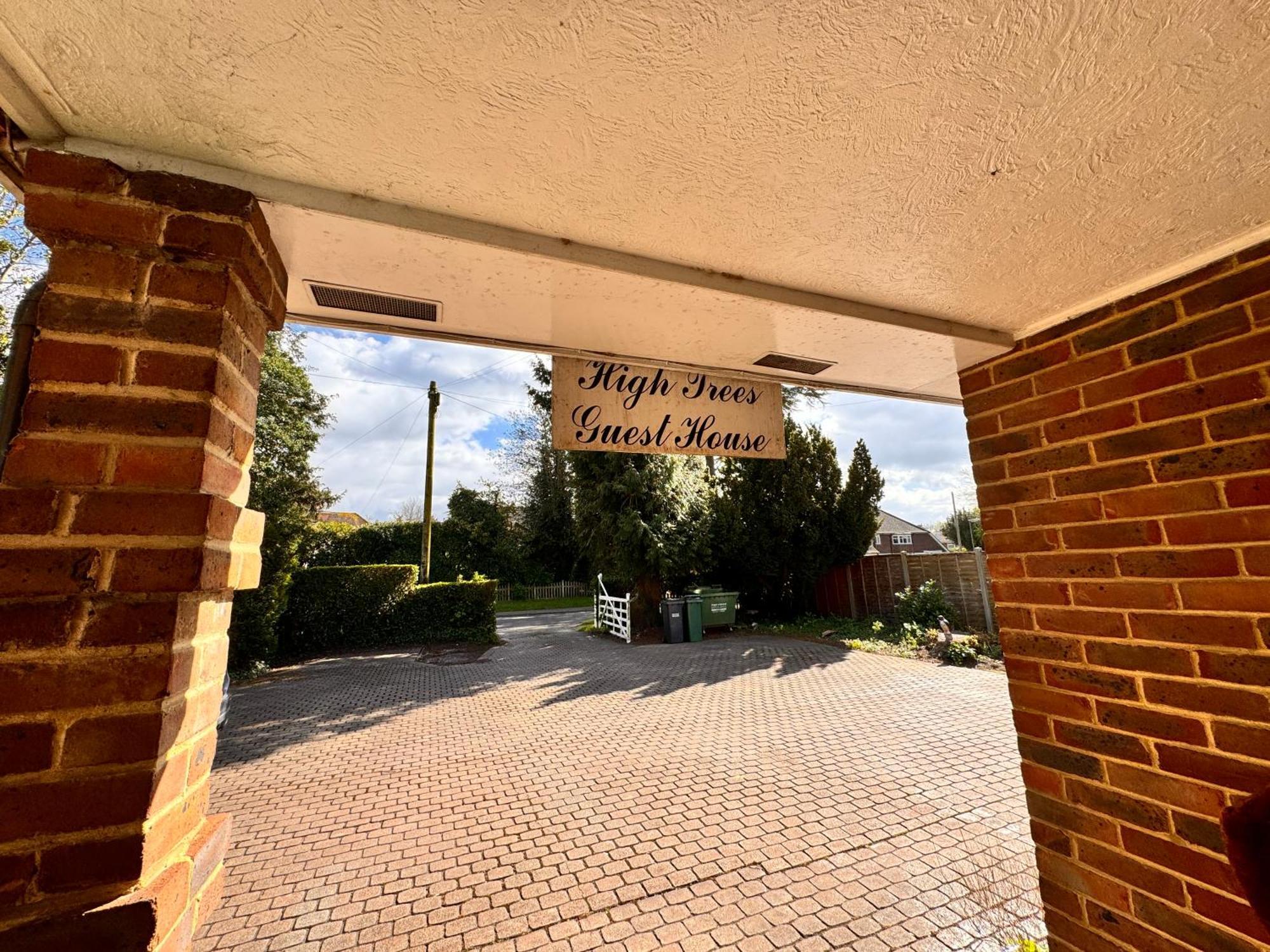 High Trees Guest House Gatwick Хорли Экстерьер фото