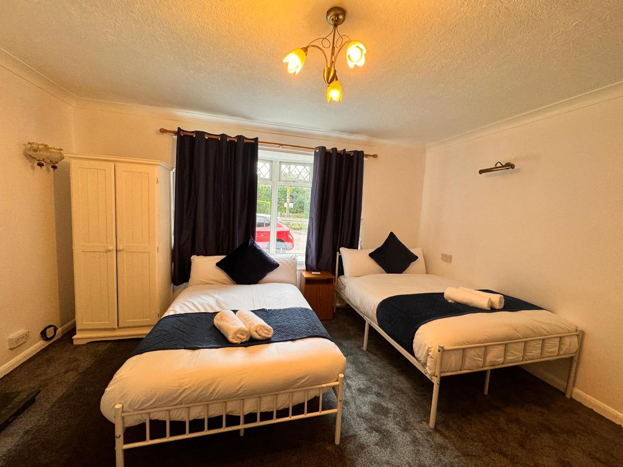 High Trees Guest House Gatwick Хорли Экстерьер фото