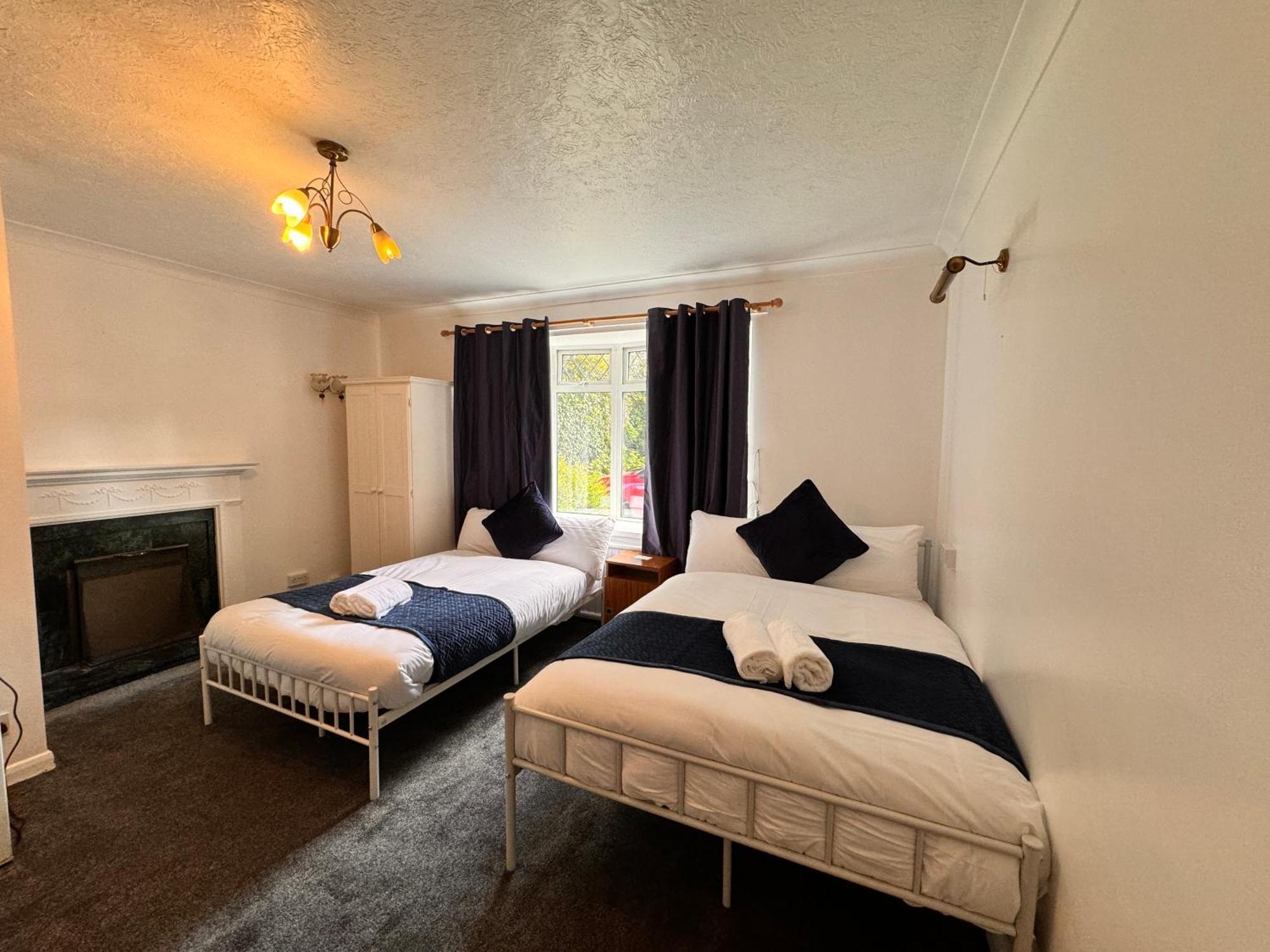 High Trees Guest House Gatwick Хорли Экстерьер фото