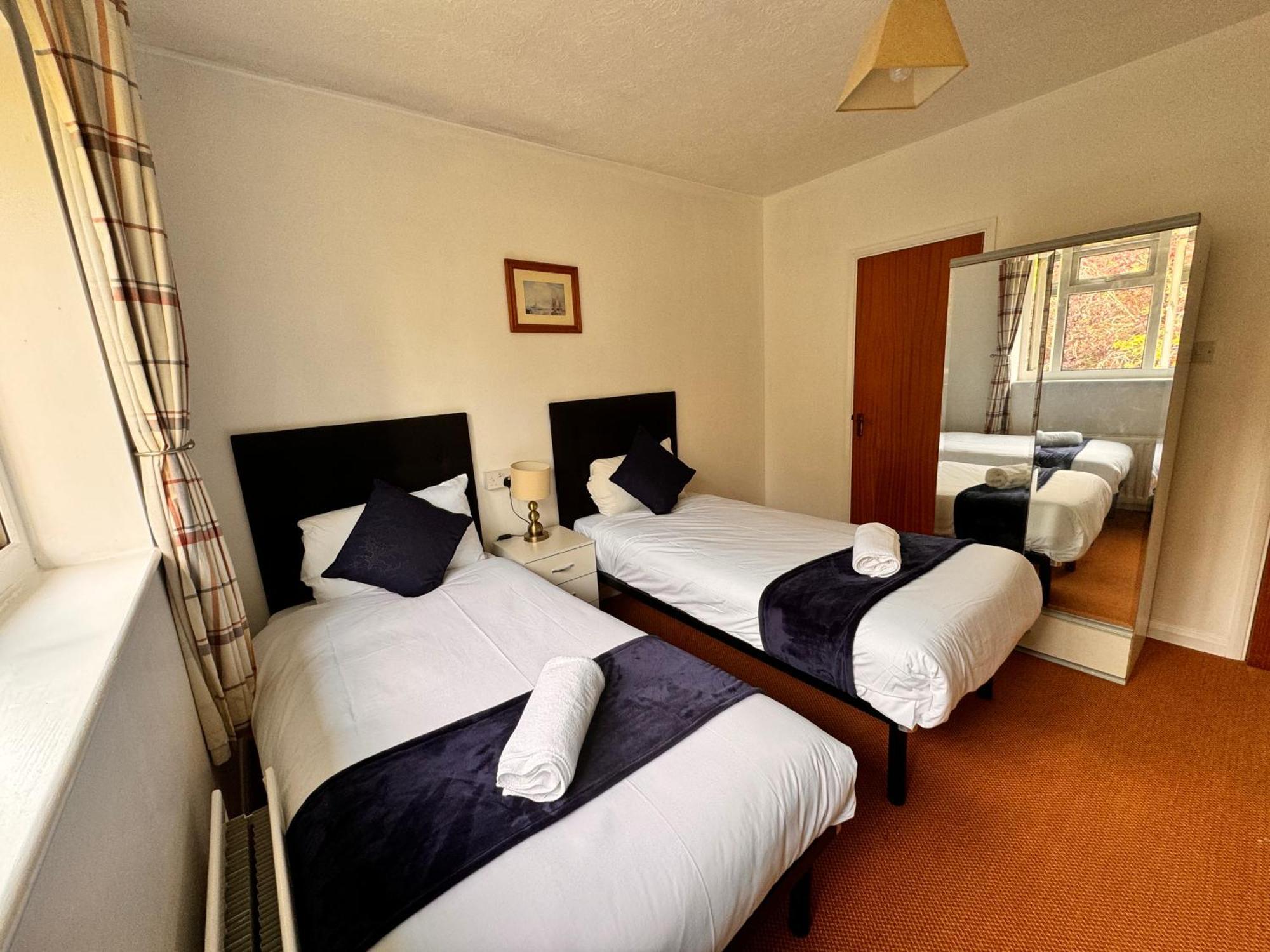 High Trees Guest House Gatwick Хорли Экстерьер фото