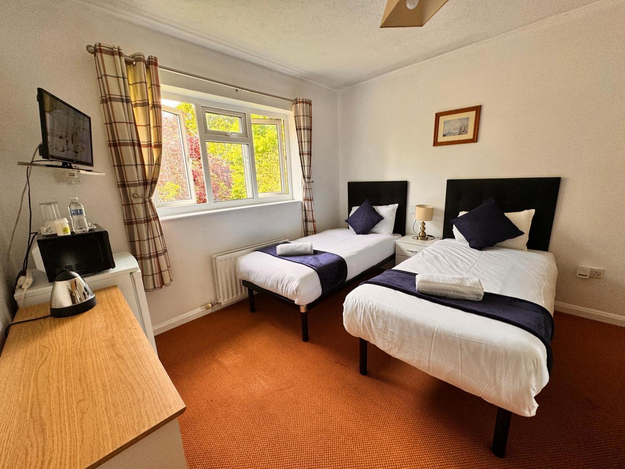 High Trees Guest House Gatwick Хорли Экстерьер фото