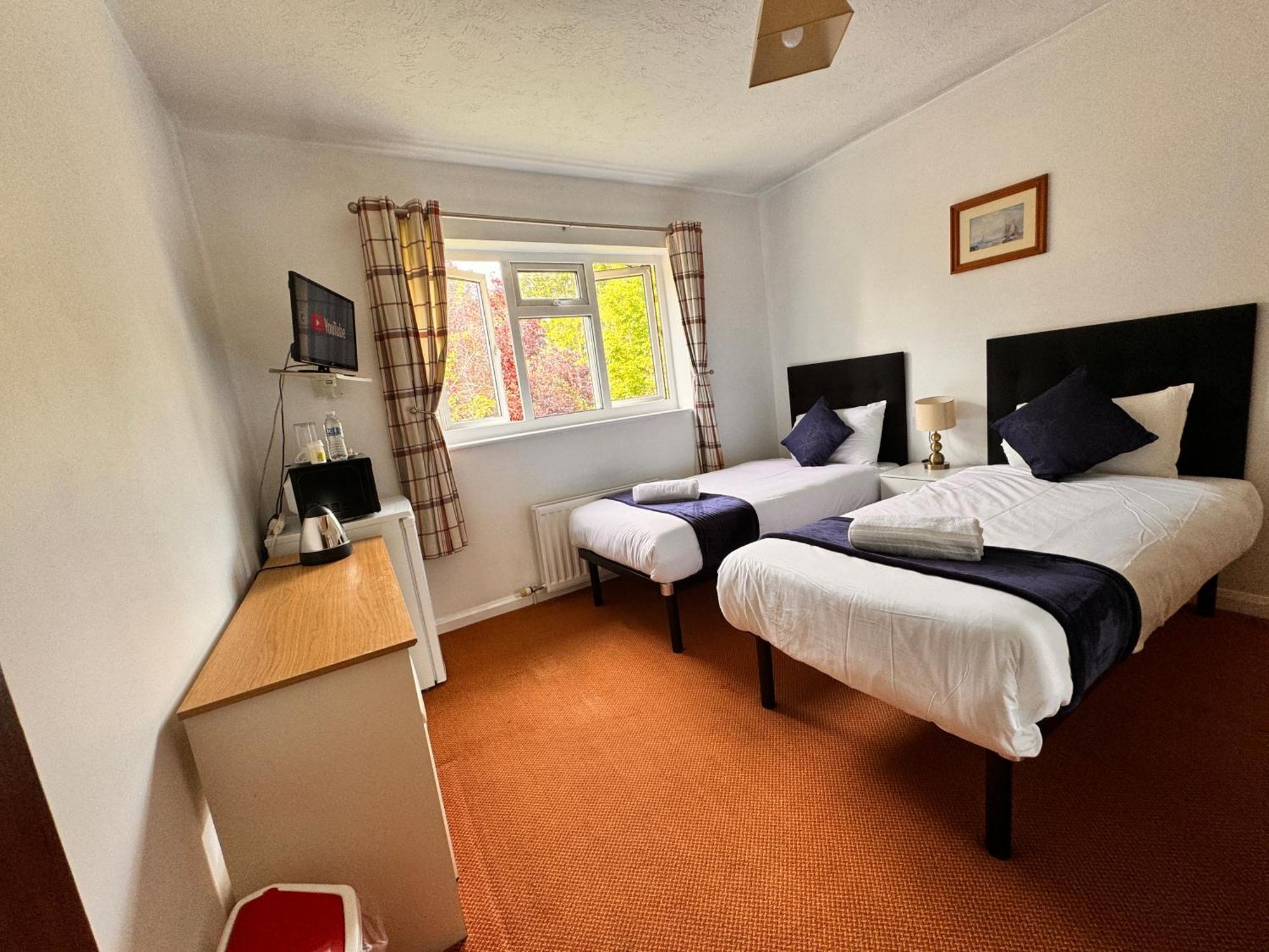 High Trees Guest House Gatwick Хорли Экстерьер фото
