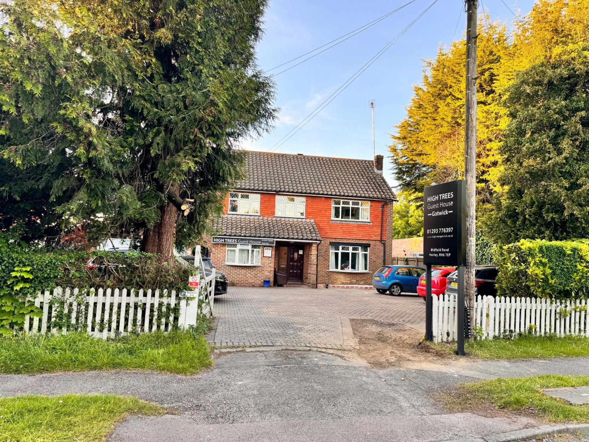 High Trees Guest House Gatwick Хорли Экстерьер фото