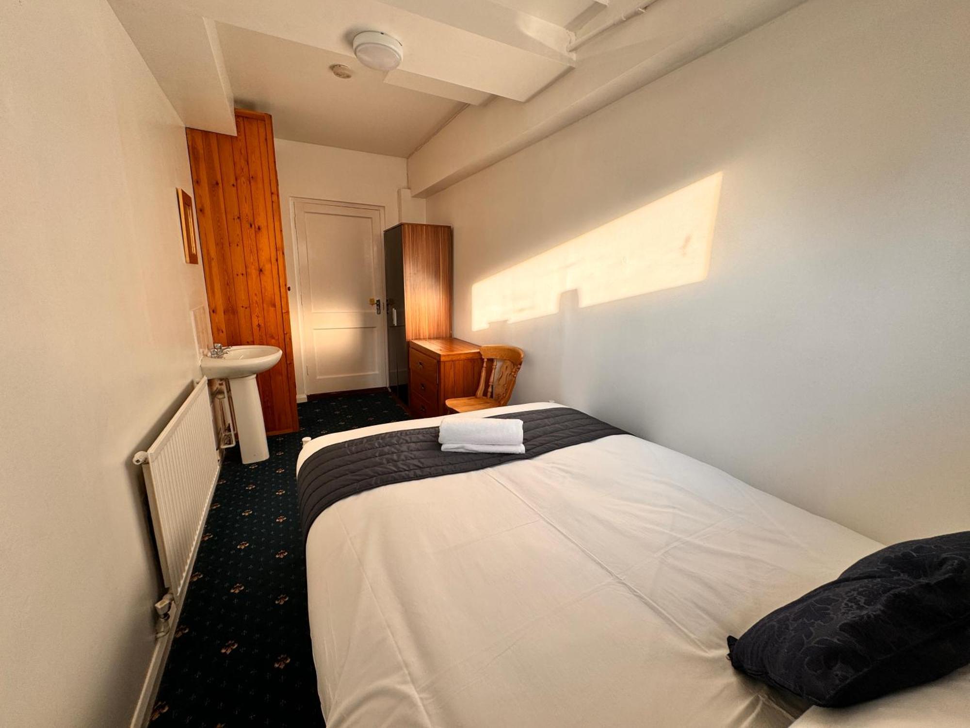 High Trees Guest House Gatwick Хорли Экстерьер фото