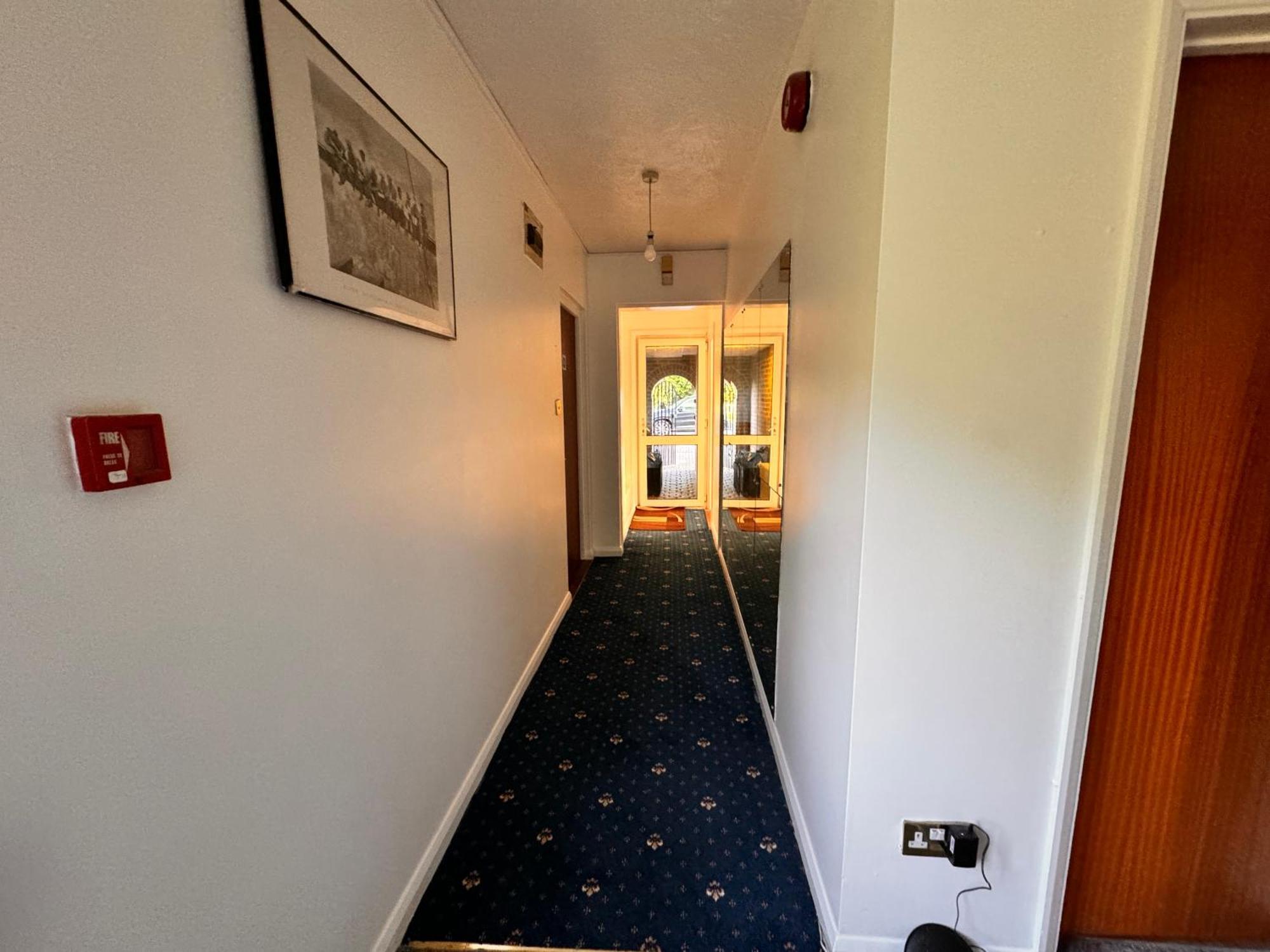 High Trees Guest House Gatwick Хорли Экстерьер фото