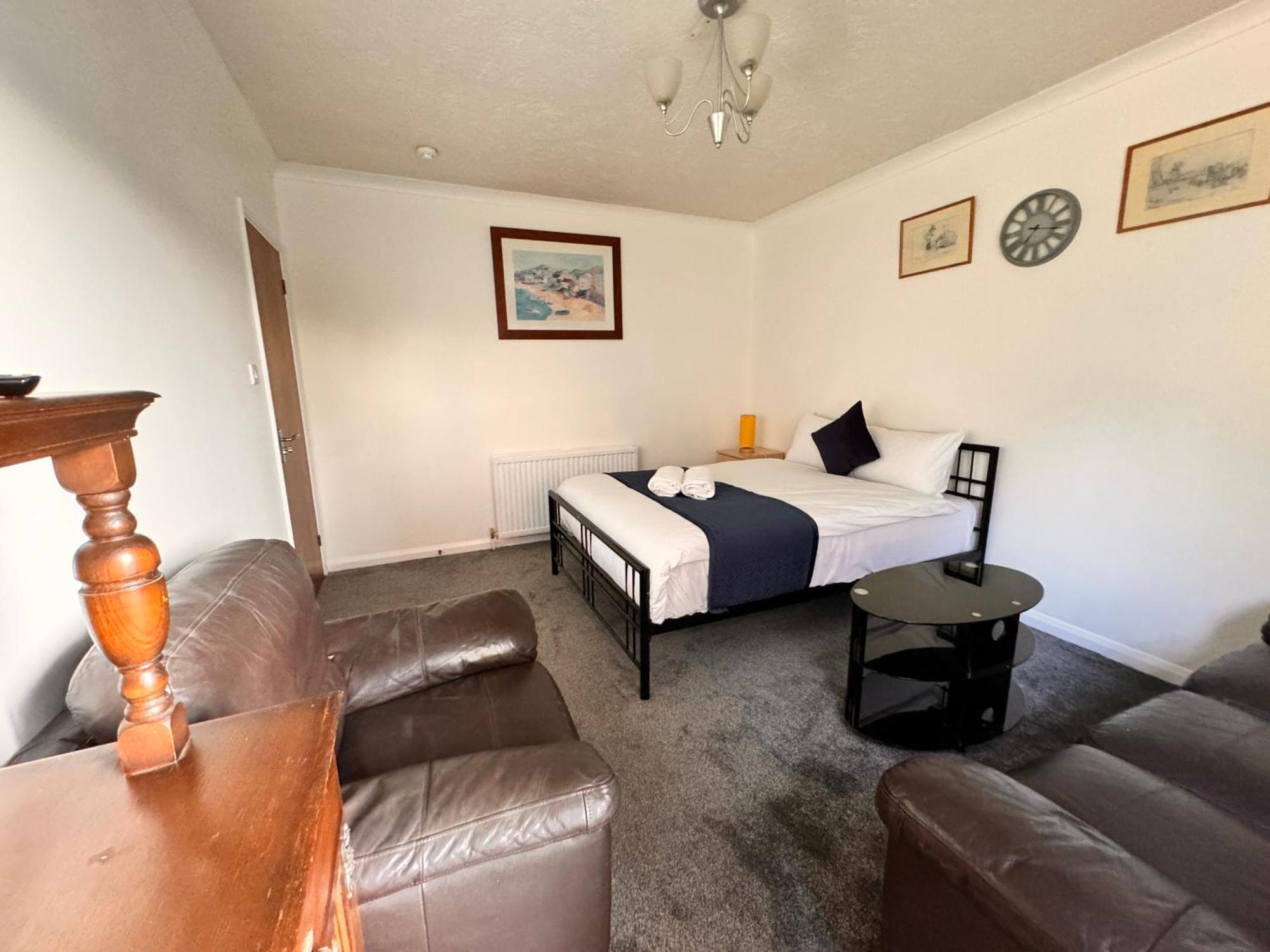 High Trees Guest House Gatwick Хорли Экстерьер фото