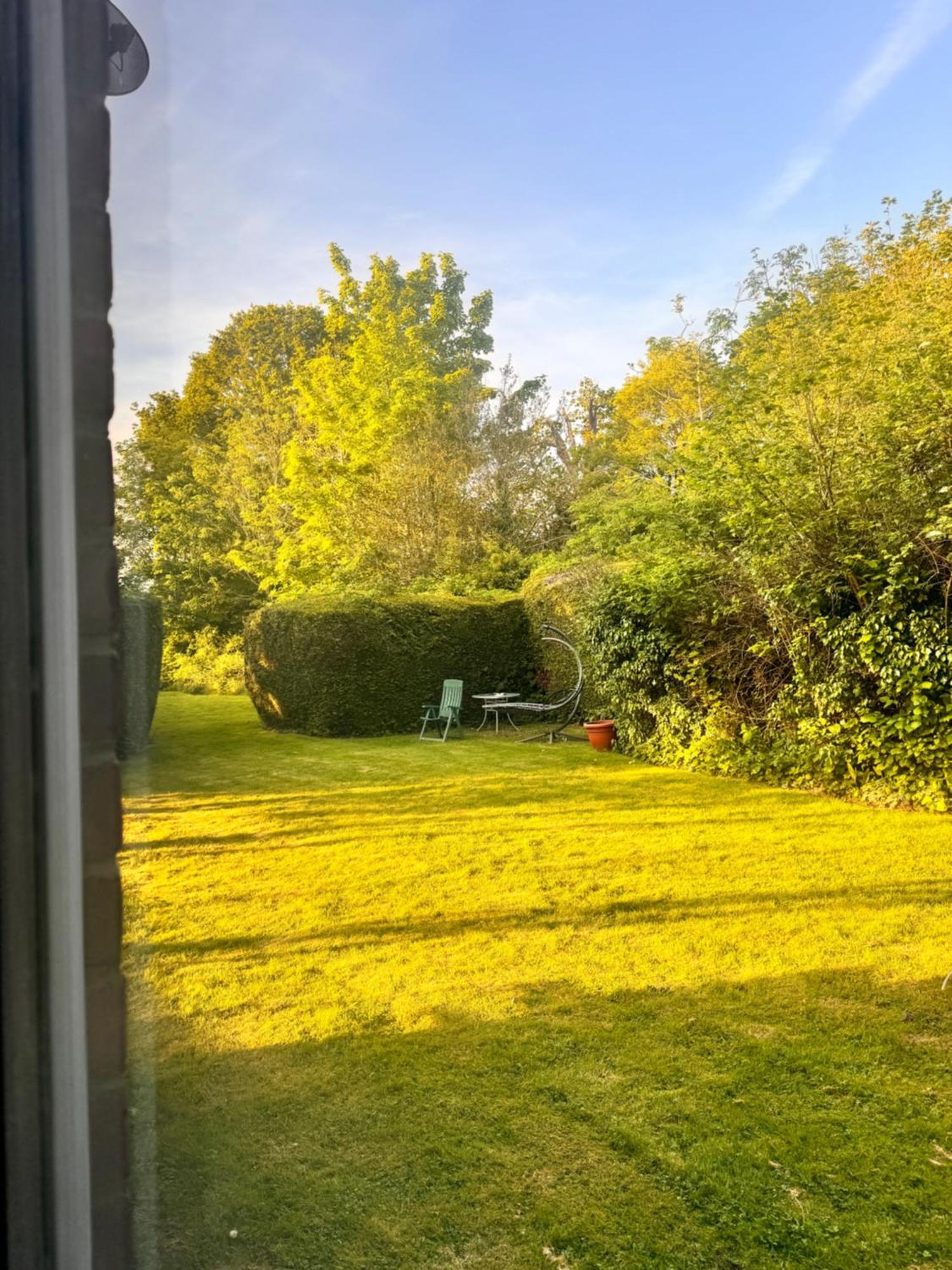 High Trees Guest House Gatwick Хорли Экстерьер фото
