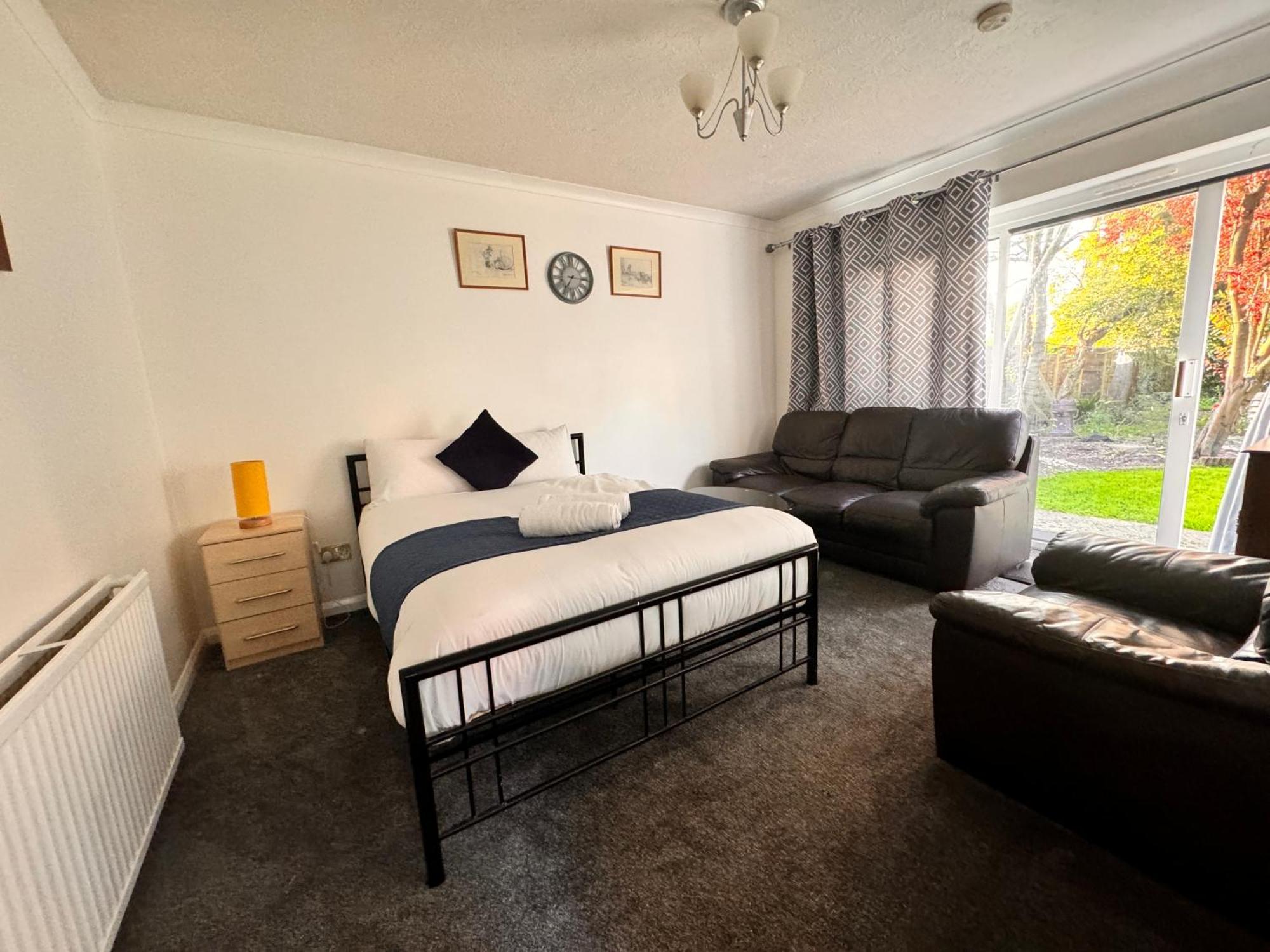 High Trees Guest House Gatwick Хорли Экстерьер фото