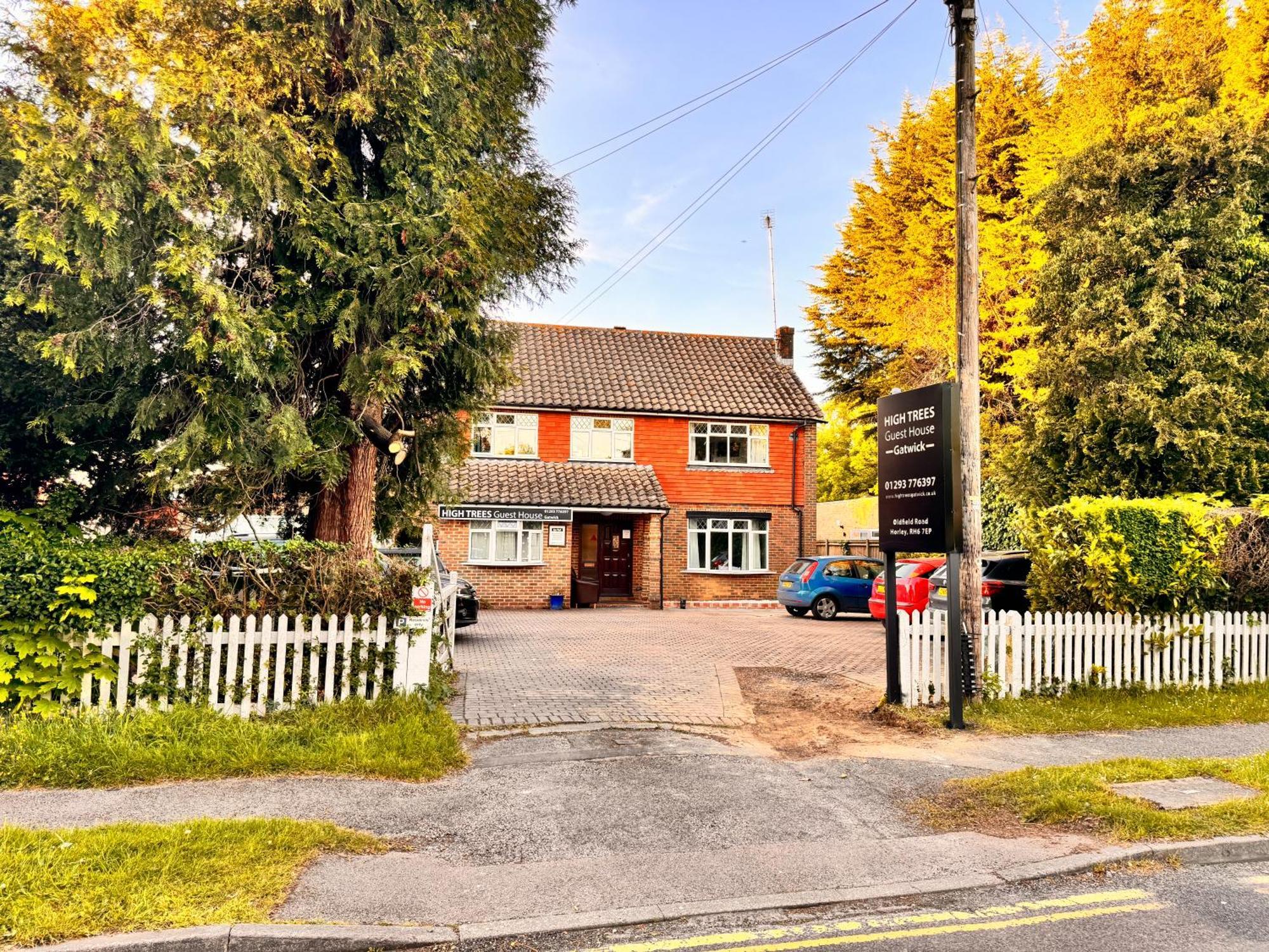 High Trees Guest House Gatwick Хорли Экстерьер фото