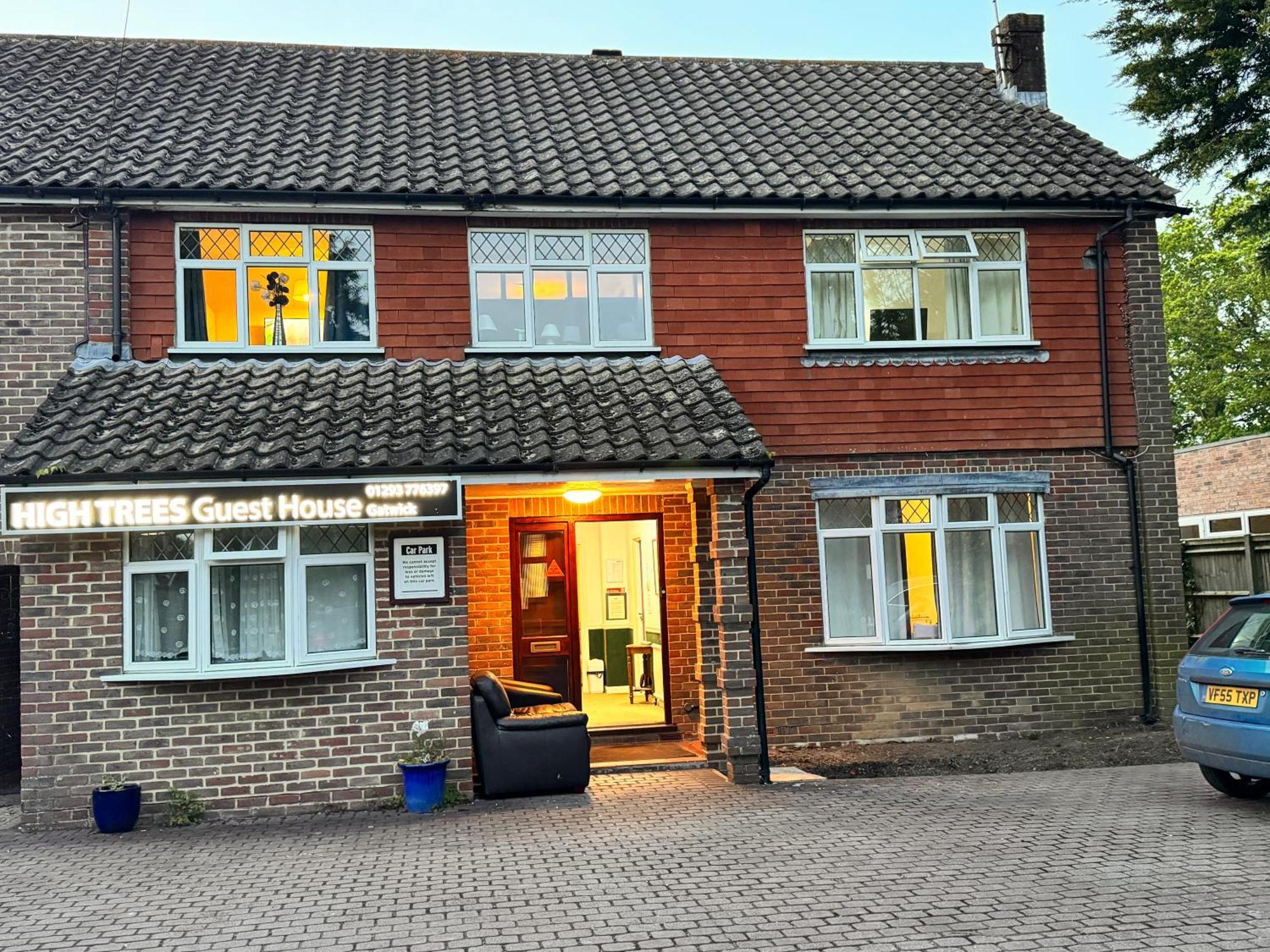 High Trees Guest House Gatwick Хорли Экстерьер фото