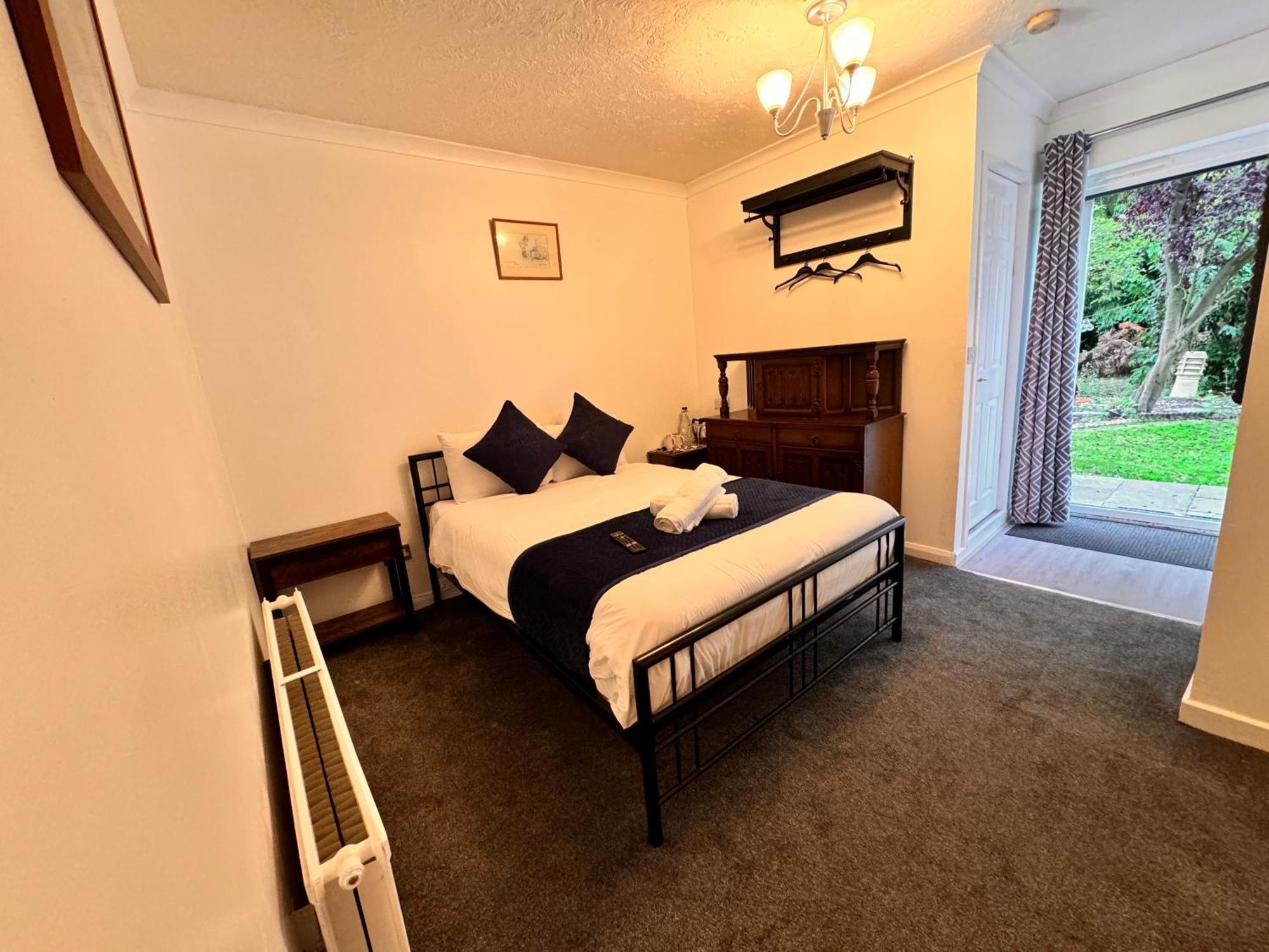 High Trees Guest House Gatwick Хорли Экстерьер фото