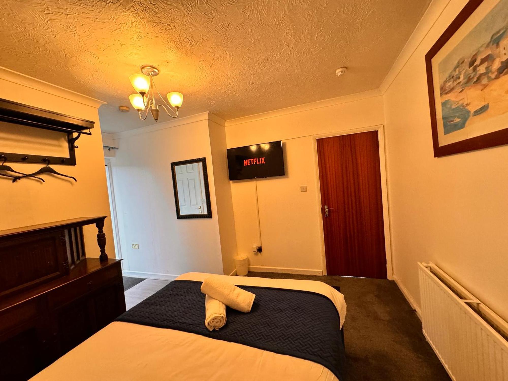 High Trees Guest House Gatwick Хорли Экстерьер фото