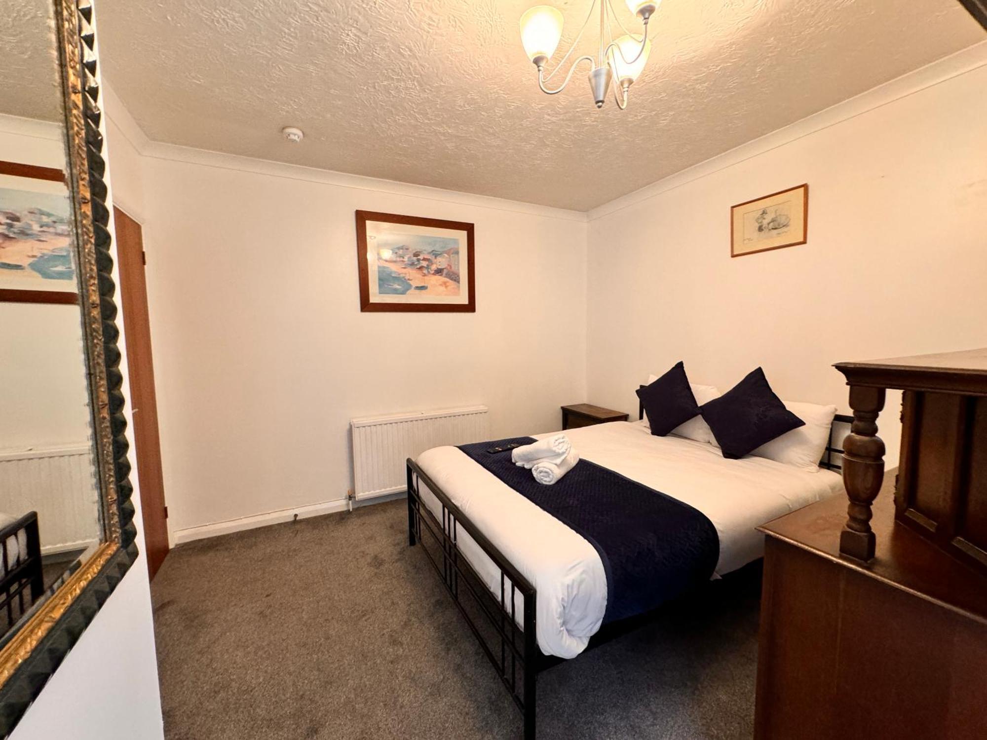 High Trees Guest House Gatwick Хорли Экстерьер фото