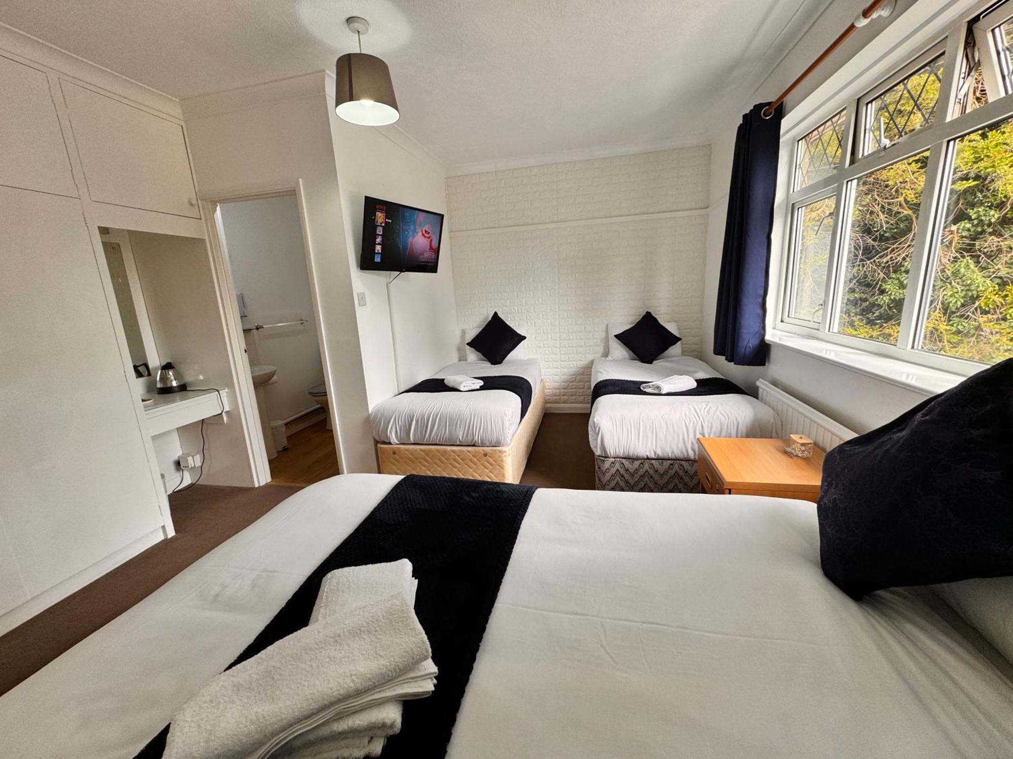 High Trees Guest House Gatwick Хорли Экстерьер фото