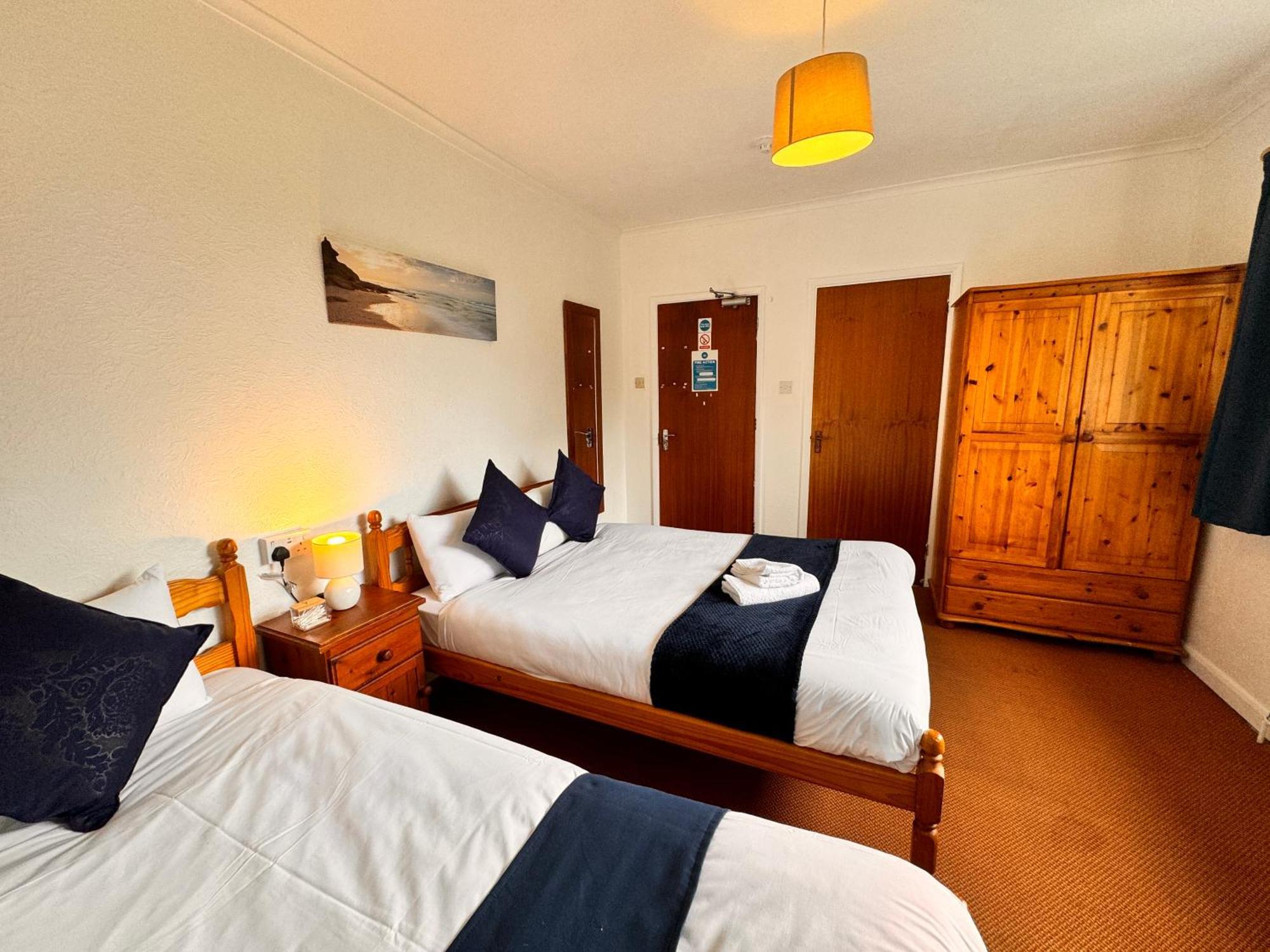 High Trees Guest House Gatwick Хорли Экстерьер фото