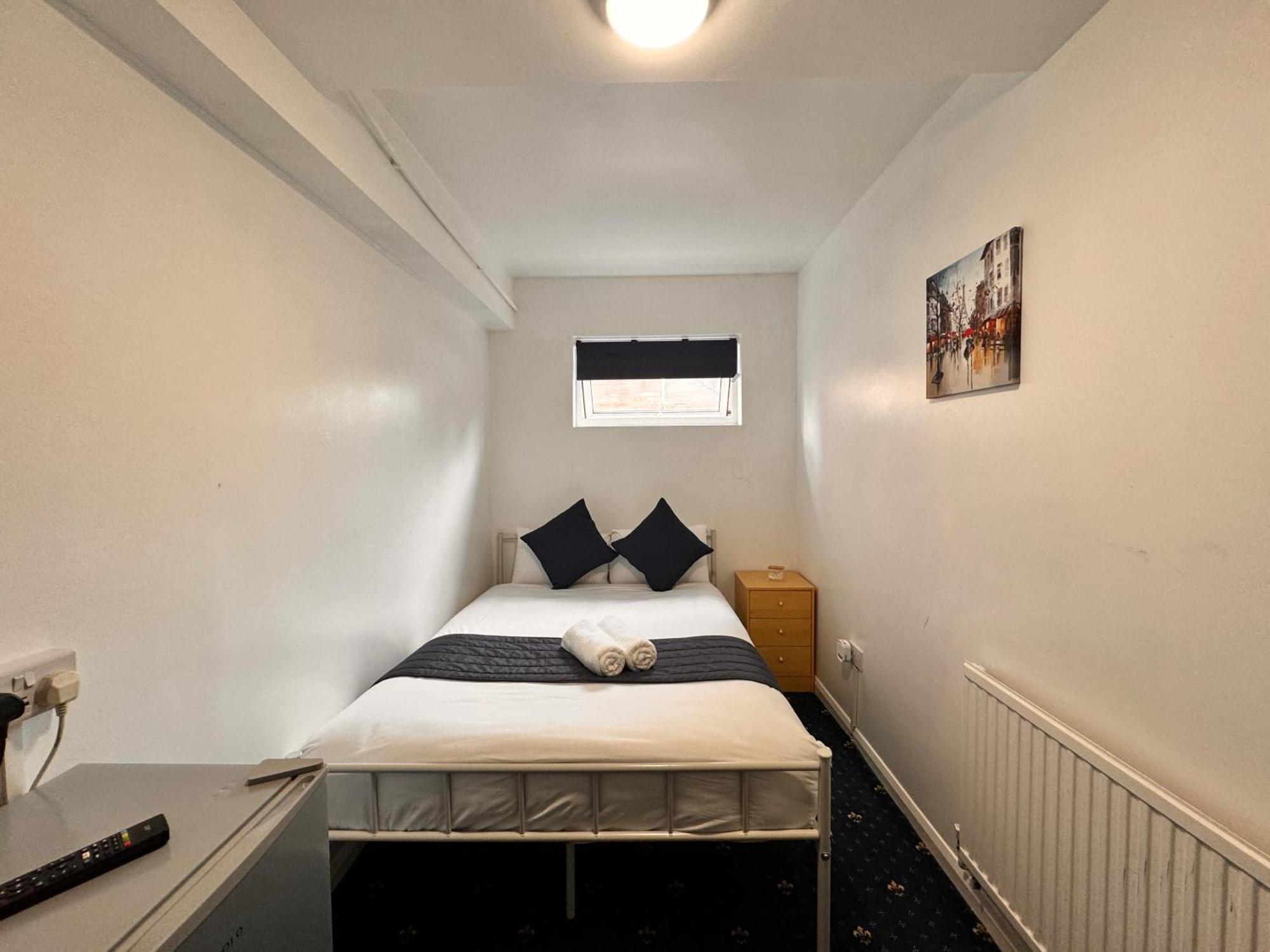 High Trees Guest House Gatwick Хорли Экстерьер фото