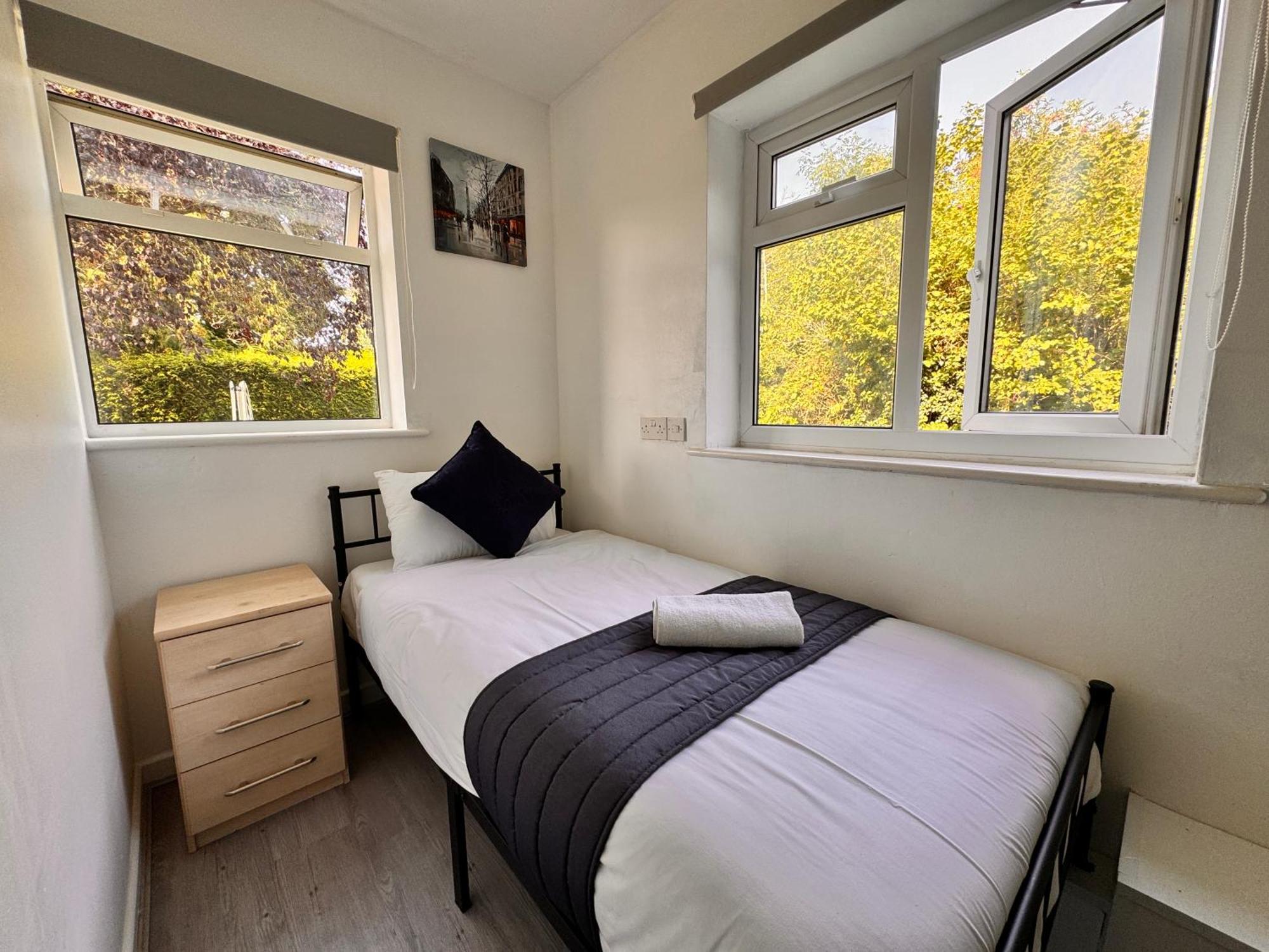 High Trees Guest House Gatwick Хорли Экстерьер фото