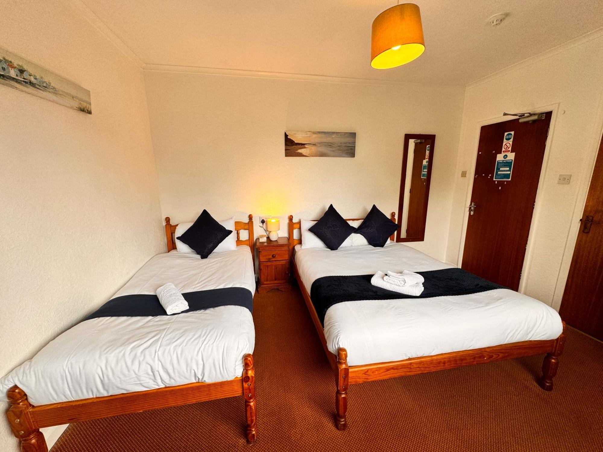 High Trees Guest House Gatwick Хорли Экстерьер фото