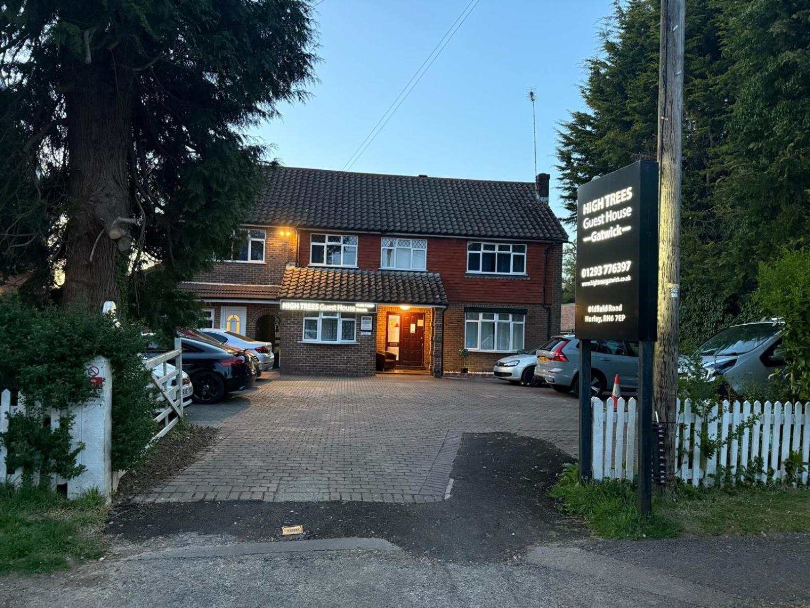 High Trees Guest House Gatwick Хорли Экстерьер фото
