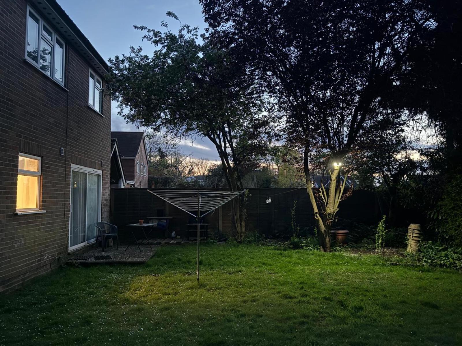 High Trees Guest House Gatwick Хорли Экстерьер фото