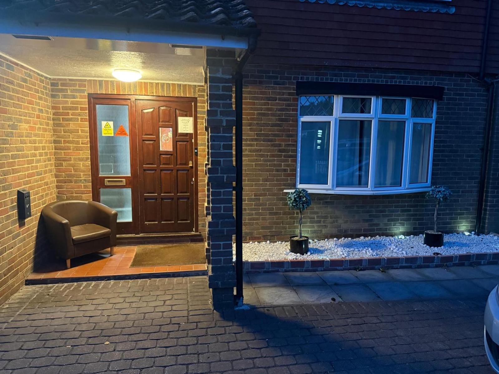 High Trees Guest House Gatwick Хорли Экстерьер фото