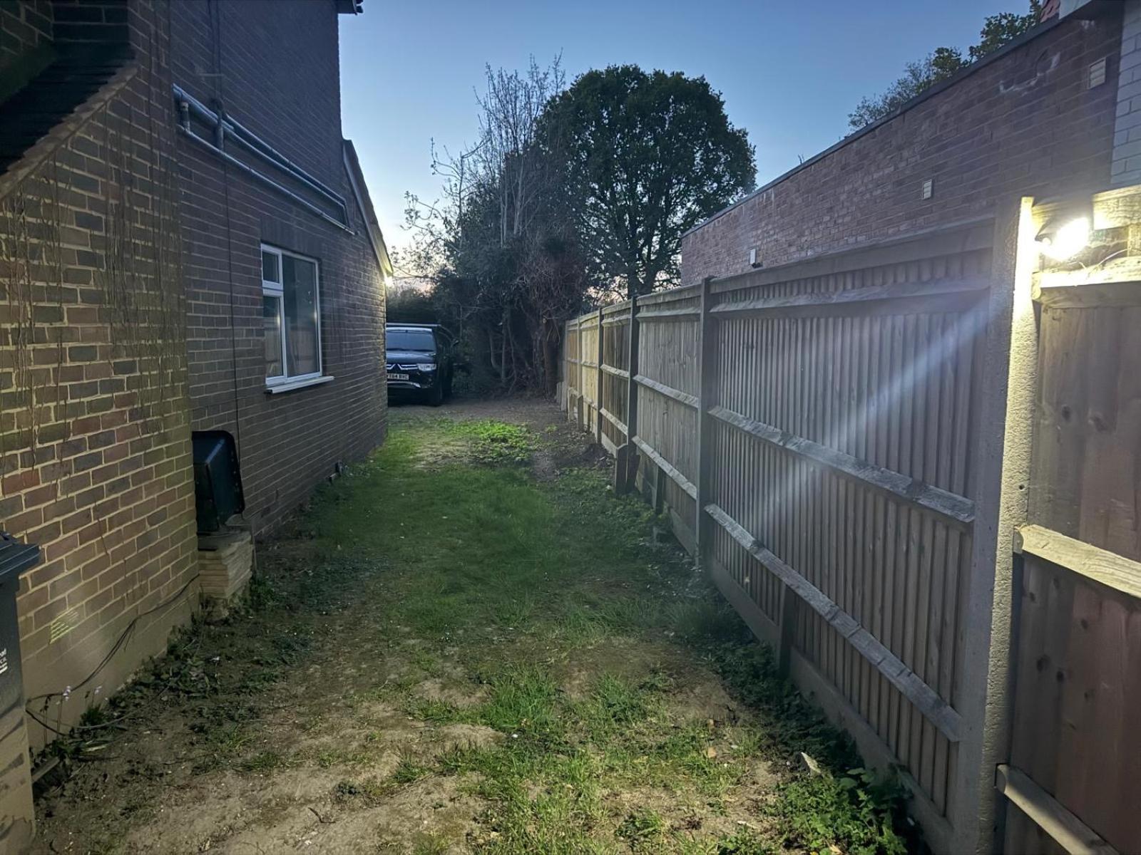 High Trees Guest House Gatwick Хорли Экстерьер фото